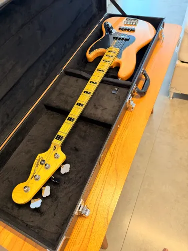 Baixo Squier fender