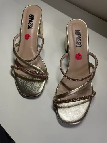Sapato dourado 