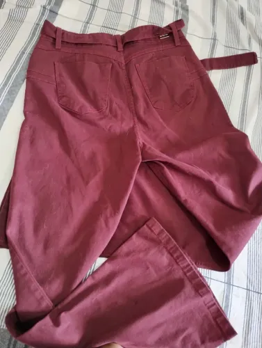 Calça flare modela bumbum Marsala 