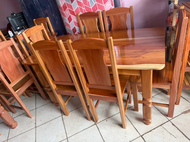 Mesa 6 cadeiras pernas torneadas