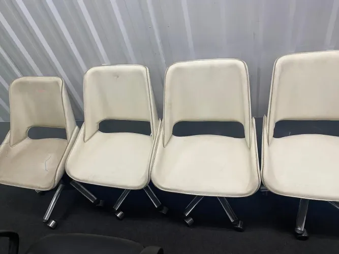 5 Cadeiras em Couro branca, por $500,00
