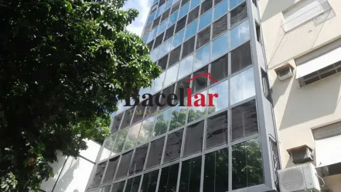 Excelente sala comercial com 30m2, contendo 1 saleta com armário e banheiro social e um sa
