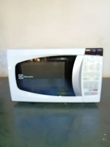 Microondas Electrolux 26 LTS semi novo.