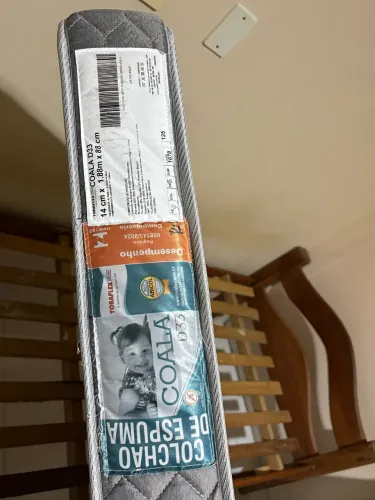 Cama de madeira com colchão
