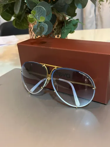 óculos de sol Porsche Design modelo P8478 com armação dourada e hastes