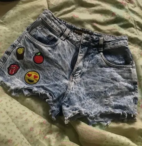 Short jeans com stickers