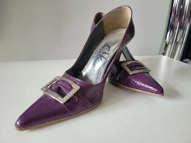 Scarpin uva com fivela metalizada