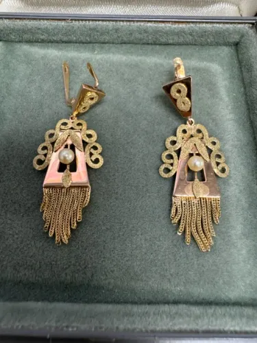 lindíssimo par de brincos em ouro 18 k com pérola e detalhes