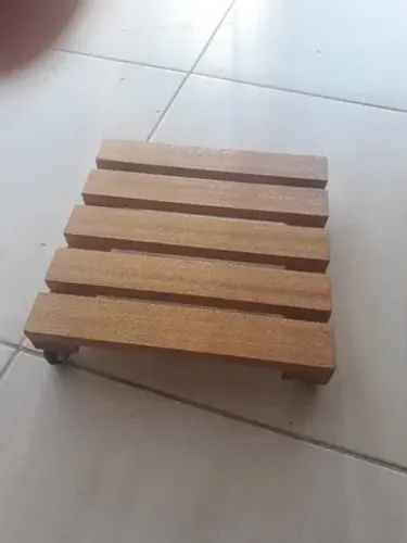 suporte quadrado com rodinhas para vasos