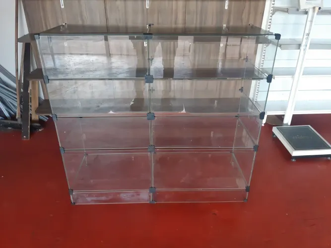 Balcão expositor em Vidro