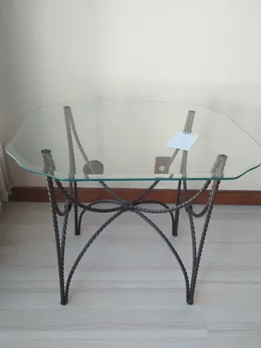 Mesa lateral em ferro e vidro bisotado.