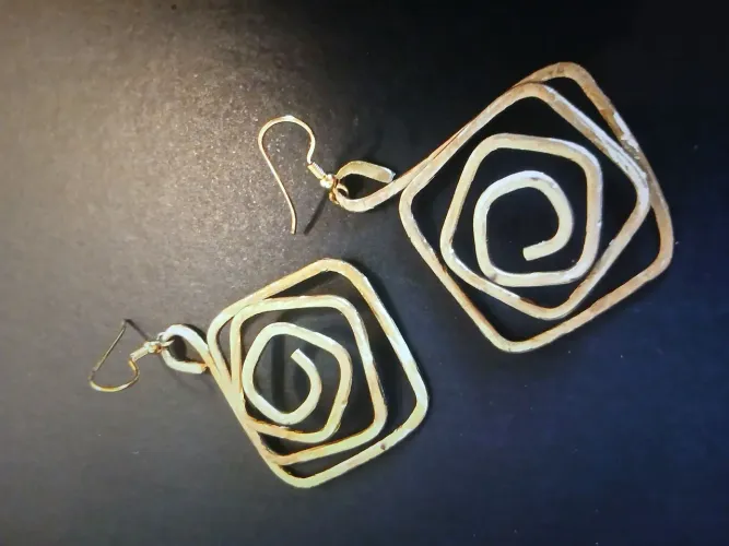 Brincos de metal dourado escovado, formato de espiral,importado.Novo,grande.
