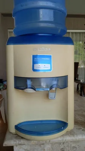 Bebedouro de água refrigerada latina