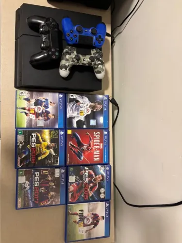 vídeo game PS4 FAT 500GB semi novo, três controles, e sete jogos.