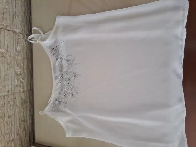 Blusa branca com detalhes em pedrarias