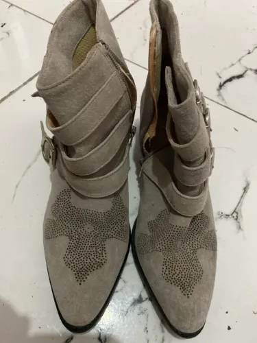 Botas de camurça cinzas com detalhes