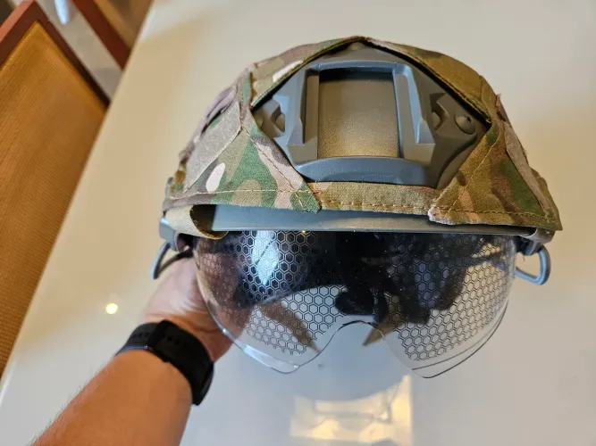 Capacete Emerson Gear com capa