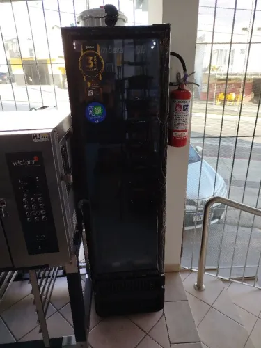 R1 Cervejeira slim porta de vidro com iluminação em led interno e painel digital Imbera