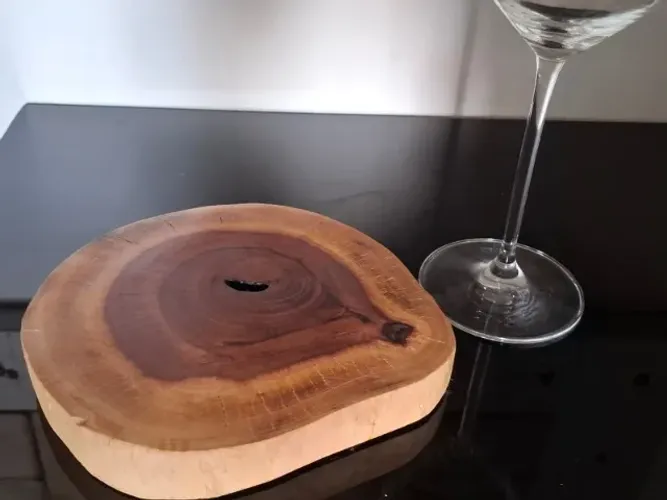 Bolacha em madeira rustica de algaroba - ( 18 x 18 x 2 ) cm, 0,5 kg