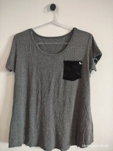 Camiseta Grafite Bolso Paetê