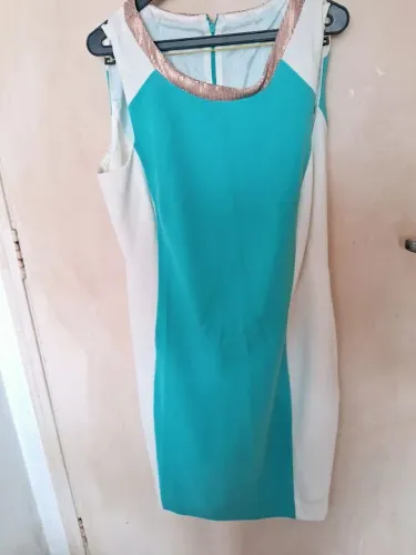 Vestido azul e branco com detalhes em dourado, 46.