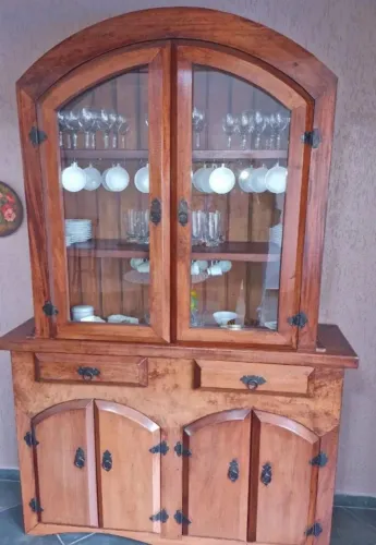 Cristaleira madeira nobre