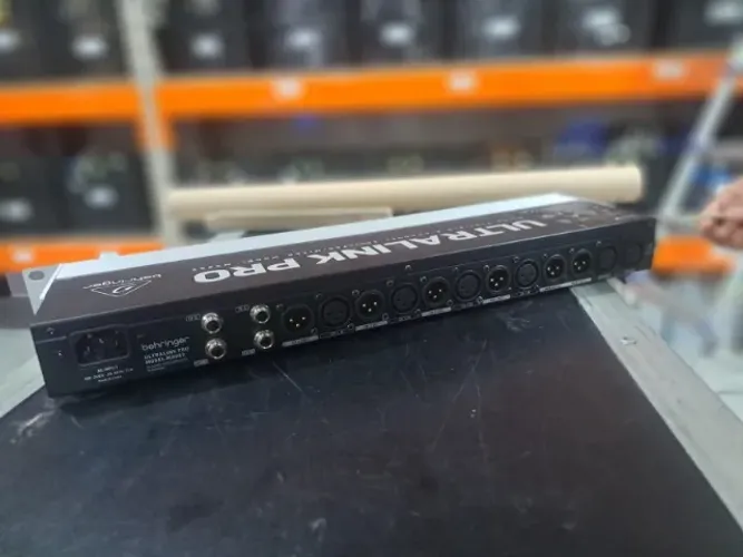 Behringer Ultralink Pro MX882 V2,