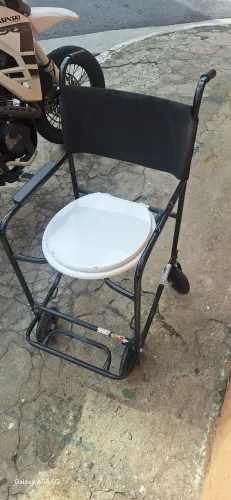Cadeira de rodas com assento para necessidades especiais