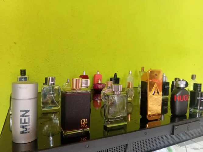 Lote vidros de perfumes importados e nacionais.