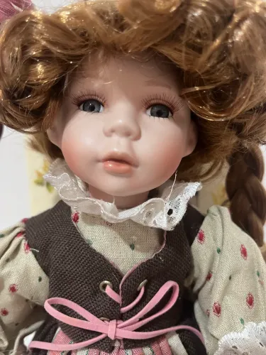 Boneca de porcelana