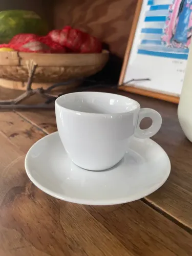 Xícara de café com pires branca
