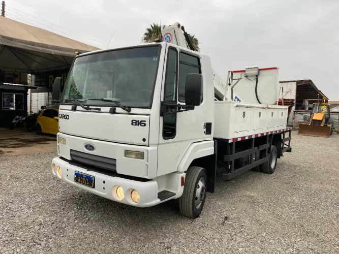 Caminhão Cesto aéreo com apenas 83 mil km rodados Ford 816 ano:2013