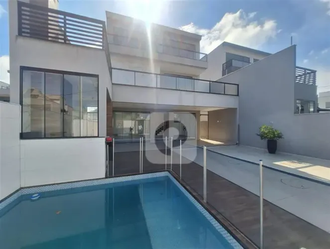 Casa Tríplex Condomínio Fechado 3 quartos 2 Suítes Closet Piscina Churrasqueira a venda
