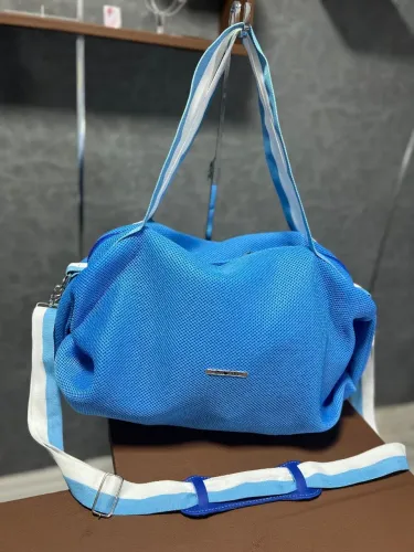 Bolsa de ombro azul com alça listrada