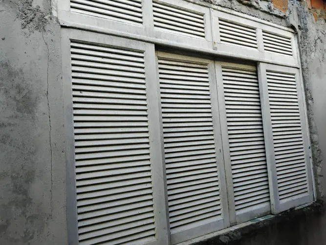 Janela Veneziana de Madeira com Design Clássico