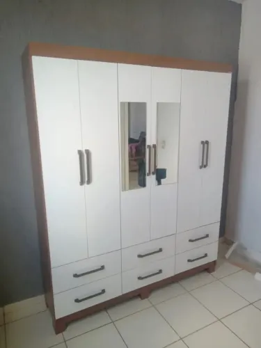 Em Estoque Guarda Roupa Dallas Com Espelho Cinamomo Branco Novo .