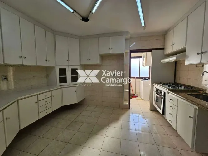 Apartamento duplex no centro com 4 dormitórios.