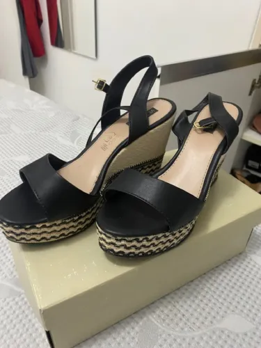 Sandália Anabela Preta - Elegância e Conforto!