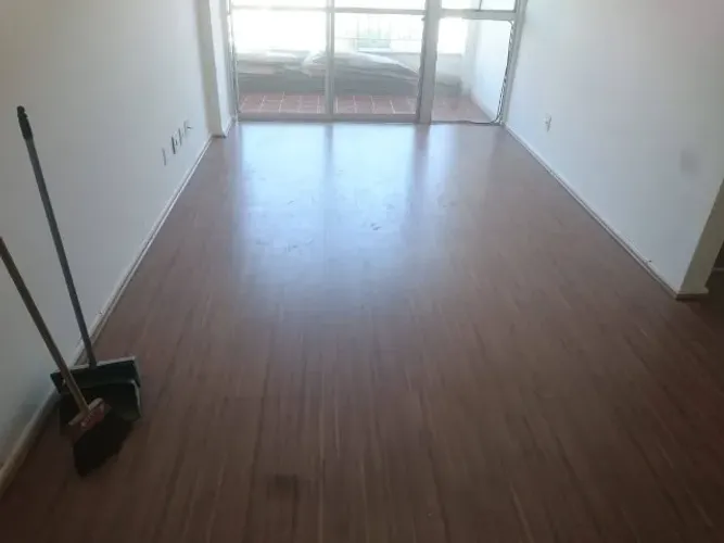 Instalador de pisos vinílico e laminado. Pintura de casa