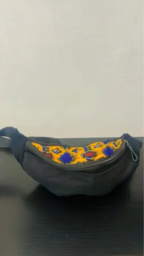 Linda Pochete colorida com preto e amarelo com 2 bolso na frente e um dentro .
