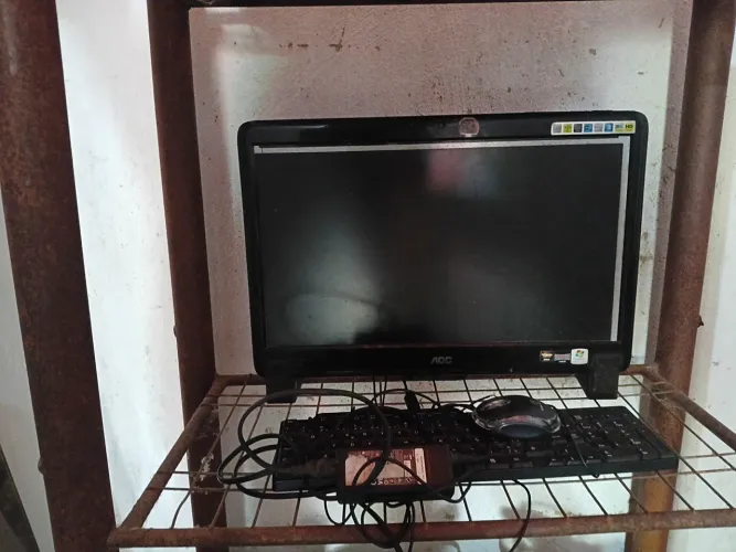 Computador  pra vender teclado e mouse original único problema e que ta com listra na tela