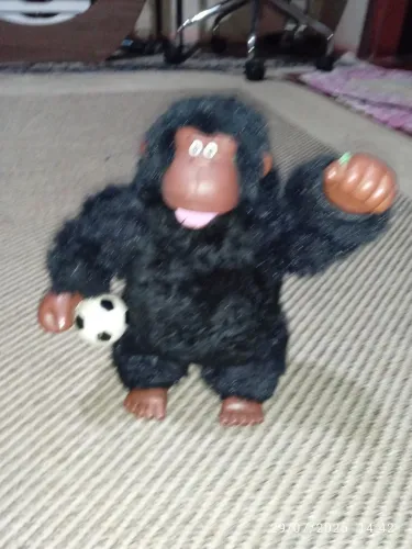 Macaco de brinquedo antigo com bola