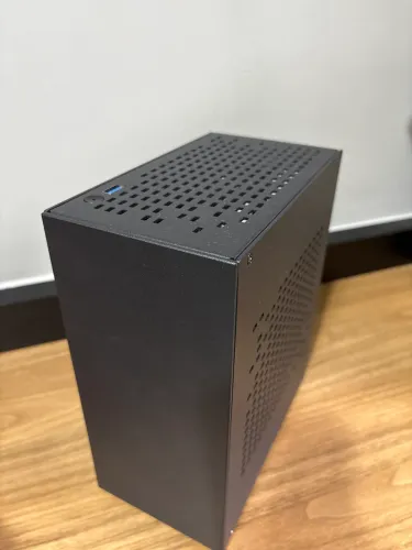 Gabinete ITX de alumínio mais Fonte Flex 600w