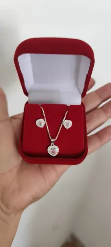 Conjunto de colar e brincos de coração em prata 925.