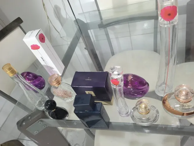 Vidro de perfume vazio