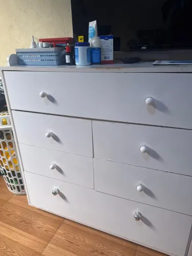 Vendo uma cômoda usada
