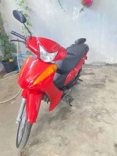 Vendo biz 100 ,partida e pedal com o preço abaixo de tabela , moto muito conservada