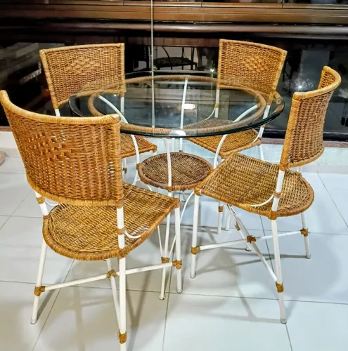 Lindo Conjunto de Mesa com 4 Cadeiras em Vime Natural e Metal Branco