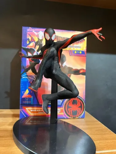 Miles Morales | Homem-Aranha: Através do Aranhaverso | SEGA Luminasta