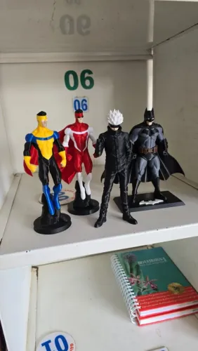 ACTION FIGURE - SATORU GOJO - INVENCÍVEL E BATMAN
